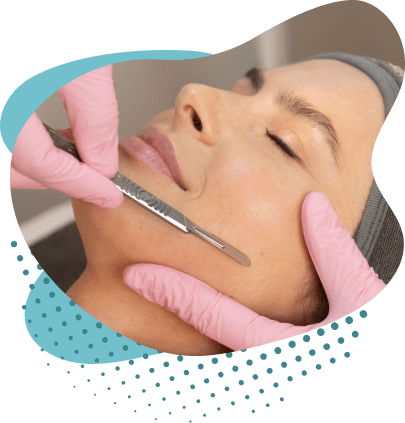 Mulher fazendo o procedimento de Dermaplaning.